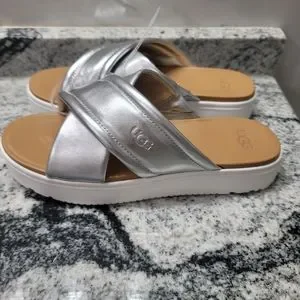 即発★追跡&関税込【UGG】ZAYNE CROSSBANDサンダル 即発☆追跡&関税込【UGG】ZAYNE CROSSBANDサンダル